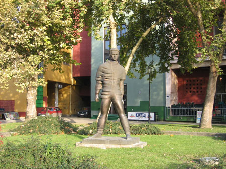 Statue, title should be: 'scratching my butt'